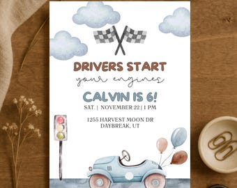Könnte beinhalten: Eine Einladung im Aquarellstil mit Rennwagen-Thema. Der Text lautet "DRIVERS START your engines. CALVIN IS 6!" mit Veranstaltungsdetails. Ein hellblaues Rennauto, Luftballons, Zielflaggen, Wolken und eine Ampel sind abgebildet.