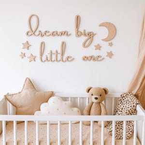 Dream big little one , Schriftzug aus Holz , plantskola träväggmanus , Kinderzimmer Dekoration , barnkammare inredning, trämåne och stjärnor