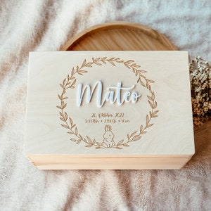 Personalisierte Erinnerungskiste Baby , Erinnerungskiste Baby , Holzbox mit Namen , Aufbewahrung Kinderzimmer Feldblumen Wiese ,weißer Name image 1