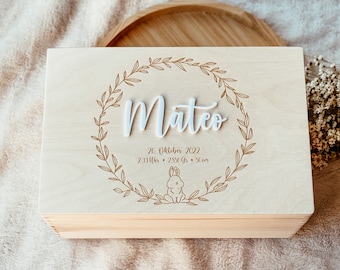 Personalisierte Erinnerungskiste Baby , Erinnerungskiste Baby , Holzbox mit Namen , Aufbewahrung Kinderzimmer  Feldblumen Wiese ,weißer Name