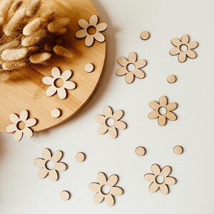 Set of 10 wooden flowers, Gänseblümchen aus Holz, wall decor, Kinderzimmer Dekoration, Daisy Flowers wall decoration, wooden dots