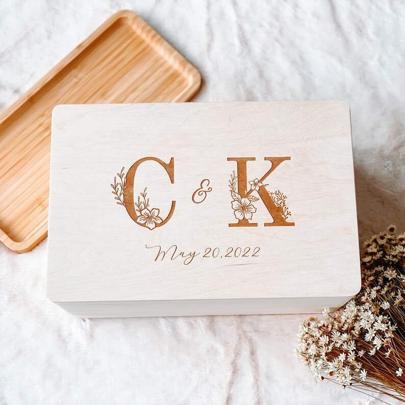 Personalisierte Erinnerungskiste zur Hochzeit, Personalisiertes Geschenk zur Hochzeit, Hochzeitsbox mit Initialen image 1