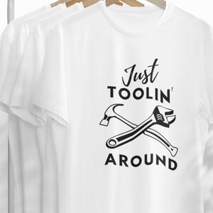 Lustiges Toolin 'Around Handyman Wortspiel Bau Dad Shirt, Tischler Opa, Papa Witz Punny T-shirt, Geburtstagsgeschenk für Opa Papa für ihn White