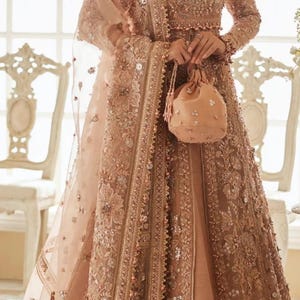 パキスタンのウェディングドレス、サルワール・カミーズ、ライトピーチ、ゴールドカラーのネット刺繍の衣装、カスタムオーダーで作られたロングマキシ