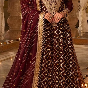パキスタンのウェディングデザイナー、アシムのジョファドレス、サルワールカミーズ、ネット刺繍の衣装、ロングマキシは特注品