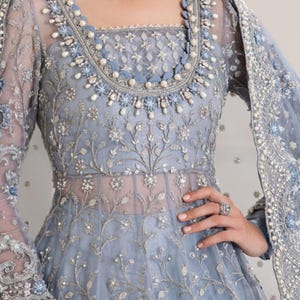 パキスタンのウェディングドレス、サルワール カミーズ、スカイブルーのネット刺繍の衣装、レンガ マキシ、特注品
