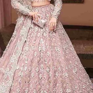 パキスタンのウェディングドレス、サルワール・カミーズ、アナルカリ、ネットピーチ、ピンクシェードの刺繍入りロングマキシ丈ドレス。オーダーメイド