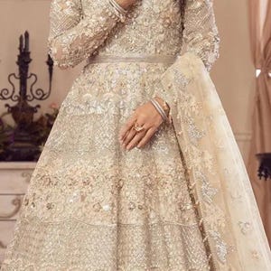 パキスタンのウェディングドレス、サルワール・カミーズ、クリーム色のネット刺繍の衣装、カスタムオーダーで作られたロングマキシ