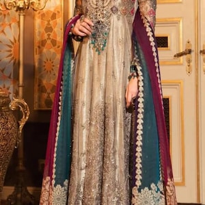 パキスタンのウェディングドレス、サルワール・カミーズ、ブロンズ色のネット刺繍の衣装、カスタムオーダーで作られたロングマキシ