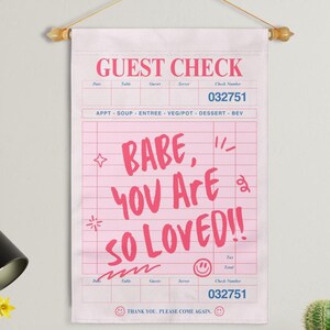 Gast Check Wandkunst, You Are So Loved Zeichen, kleine Tapisserie Wandbehang, College Studentenwohnheim Zimmer Bar Warenkorb Dekor, Jahrestag Valentinstag Geschenk