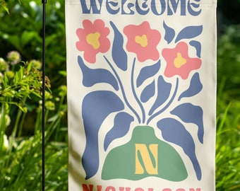Bandera de jardín retro, colgador de puerta con flores de primavera con inicial y apellido, letrero de bienvenida para porche y patio al aire libre de Matisse, decoración para puerta de entrada, arte para patio