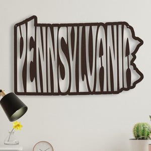 Placa de metal decorativa de parede da Pensilvânia, com o nome do estado da Pensilvânia em formato retrô, grande, para pendurar na parede, ideal para decoração de quarto de estudante e casa. imagem 1