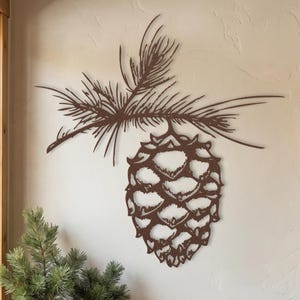 Metall Tannenzapfen Wandkunst • Rustikale Hütte Dekor • Kiefer Zweig Skulptur • Berghütte Schild • Wald Wandbehang • Winter Kunst