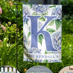 Bandeira de jardim de flores de hortênsia azul para primavera e verão, cabide de porta de entrada com monograma floral elegante, placa de boas-vindas para varanda ao ar livre, decoração de quintal