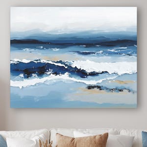 Pintura abstracta de olas del océano en tonos azules intensos, olas rompiendo en la playa, paisaje marino relajante, decoración de pared costera, lienzo horizontal o impresión. imagen 1