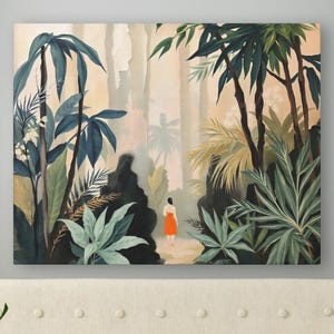 Puede incluir: Una pintura al &oacute;leo que representa una exuberante escena de selva tropical con palmeras y una figura con un vestido naranja. Un sof&aacute; color crema con detalles de botones se encuentra debajo de la obra de arte. Un escritorio blanco con una computadora y accesorios est&aacute; a la derecha.