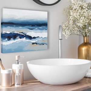 Pintura abstracta de olas del océano en tonos azules intensos, olas rompiendo en la playa, paisaje marino relajante, decoración de pared costera, lienzo horizontal o impresión. imagen 6