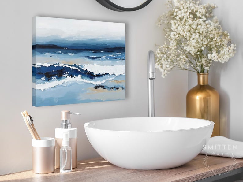 Pintura abstracta de olas del océano en tonos azules intensos, olas rompiendo en la playa, paisaje marino relajante, decoración de pared costera, lienzo horizontal o impresión. imagen 6