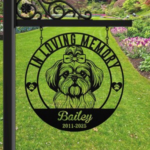 Puede incluir: Letrero conmemorativo de metal negro con una silueta de perro Shih Tzu, las palabras "IN LOVING MEMORY" y el nombre "Bailey" con los a&ntilde;os 2011-2025. El letrero incluye detalles de huellas de patas y cuelga de un soporte decorativo.