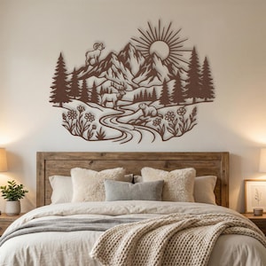 Puede incluir: Una pieza de arte mural de metal marr&oacute;n que representa una escena de monta&ntilde;a con &aacute;rboles, un r&iacute;o y vida silvestre. La obra de arte incluye un sol, monta&ntilde;as y varios animales. La pieza est&aacute; montada sobre una cama con cabecero de madera.