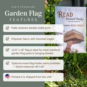 Może przedstawiać: Biała flaga ogrodowa z tekstem "READ Banned Books Free Societies READ FREELY" i ilustracją dłoni trzymającej książkę. Flaga ma wymiary 31,75 cm x 45,72 cm i jest wykonana z tkaniny poliestrowej z obszytymi krawędziami. Jest odporna na blaknięcie i jest drukowana po obu stronach.