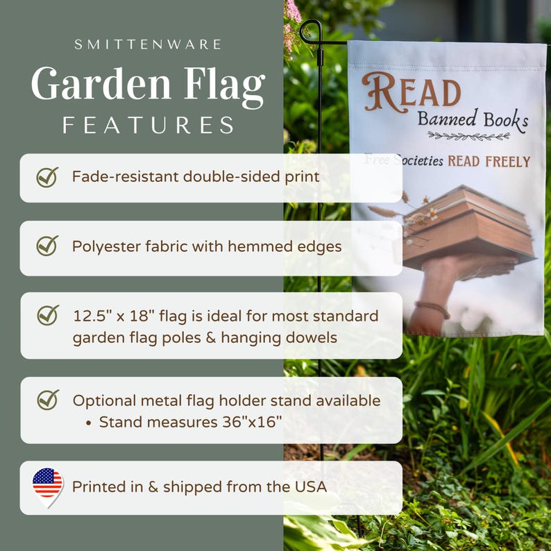 Może przedstawiać: Biała flaga ogrodowa z tekstem "READ Banned Books Free Societies READ FREELY" i ilustracją dłoni trzymającej książkę. Flaga ma wymiary 31,75 cm x 45,72 cm i jest wykonana z tkaniny poliestrowej z obszytymi krawędziami. Jest odporna na blaknięcie i jest drukowana po obu stronach.
