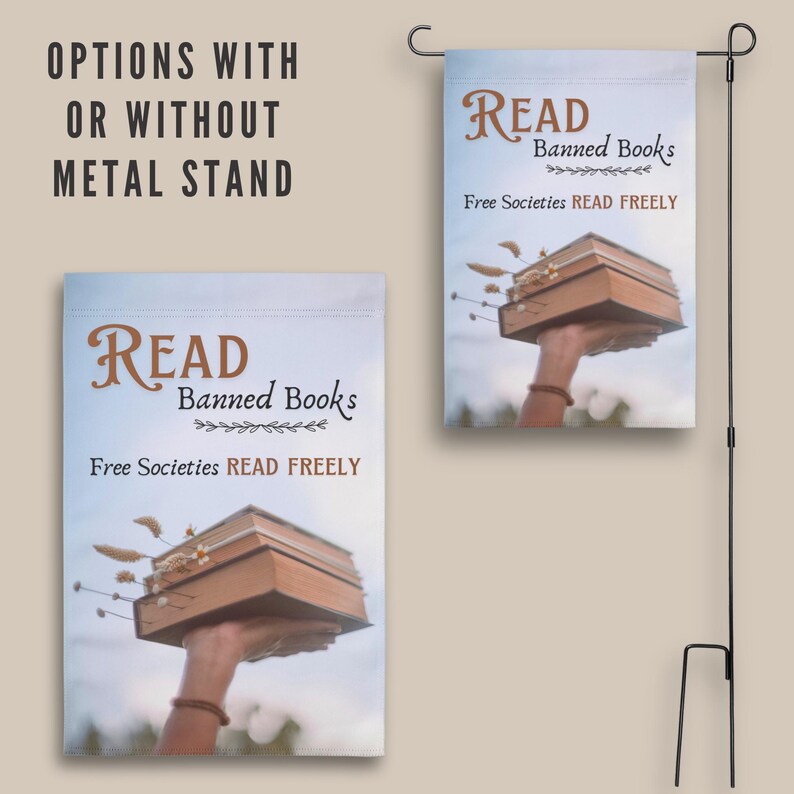 Może przedstawiać: Flaga ogrodowa z niebieskim tłem i ręką trzymającą stos książek. Tekst na fladze brzmi "READ Banned Books Free Societies READ FREELY".