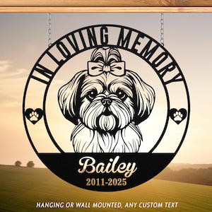 Puede incluir: Letrero de metal negro con un dise&ntilde;o de perro Shih Tzu, con las palabras "IN LOVING MEMORY" en la parte superior. El nombre del perro "Bailey" y las fechas "2011-2025" est&aacute;n en la parte inferior. Corazones con huellas de patas flanquean al perro.