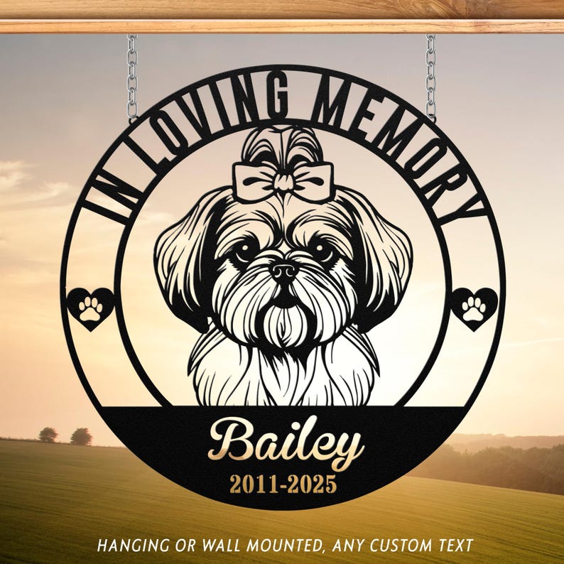 Puede incluir: Letrero de metal negro con un dise&ntilde;o de perro Shih Tzu, con las palabras "IN LOVING MEMORY" en la parte superior. El nombre del perro "Bailey" y las fechas "2011-2025" est&aacute;n en la parte inferior. Corazones con huellas de patas flanquean al perro.