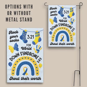 K&ouml;nnte beinhalten: Eine blaue und gelbe Gartenflagge mit einem Regenbogen, einem gelben Band und dem Text "Rock your socks for World Down Syndrome Day. Shout their worth."