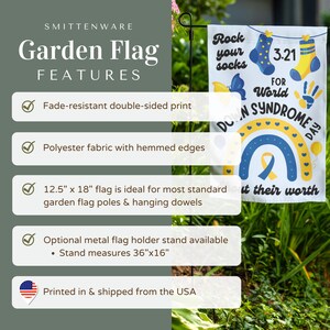 K&ouml;nnte beinhalten: Eine wei&szlig;e Gartenflagge mit einem Regenbogen, einem gelben Band und dem Text "Rock your socks 3.21 for World Down Syndrome Day" und "Out their worth".