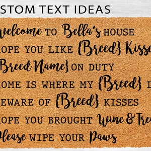 Op de afbeelding: Een bruine kokosmat met de tekst "CUSTOM TEXT IDEAS" bovenaan. De tekst "Welcome to Bella's HOUSE" staat in het midden van de mat. Daaronder staat de tekst "HOPE YOU LIKE (Breed) Kisses {Breed Name} ON DUTY HOME IS WHERE MY (Breed) IS BEWARE OF (Breed) KISSES HOPE YOU BROUGHT Wine & Treats Please WIPE YOUR Paws".