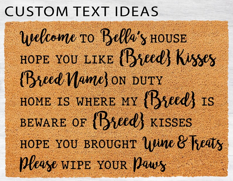 Op de afbeelding: Een bruine kokosmat met de tekst "CUSTOM TEXT IDEAS" bovenaan. De tekst "Welcome to Bella's HOUSE" staat in het midden van de mat. Daaronder staat de tekst "HOPE YOU LIKE (Breed) Kisses {Breed Name} ON DUTY HOME IS WHERE MY (Breed) IS BEWARE OF (Breed) KISSES HOPE YOU BROUGHT Wine & Treats Please WIPE YOUR Paws".