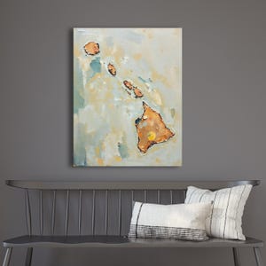 Impresión artística de pared con silueta abstracta del estado de Hawái, pintura texturizada minimalista moderna en colores neutros y apagados, decoración en azul aguamarina y naranja. imagen 6