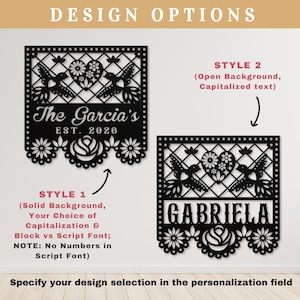 Op de afbeelding: Zwarte metalen wandkunst met twee ontwerpopties. Stijl 1 toont "The Garcia's" en "EST. 2026". Stijl 2 toont "GABRIELA". Beide ontwerpen bevatten vogels, bloemen en hartmotieven, met tekstopties.