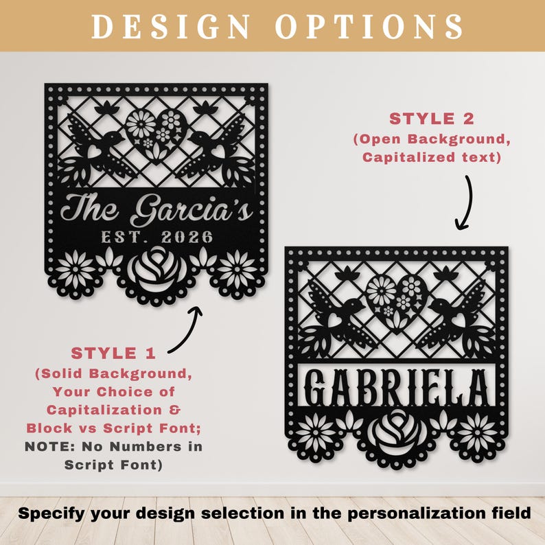 Op de afbeelding: Zwarte metalen wandkunst met twee ontwerpopties. Stijl 1 toont "The Garcia's" en "EST. 2026". Stijl 2 toont "GABRIELA". Beide ontwerpen bevatten vogels, bloemen en hartmotieven, met tekstopties.