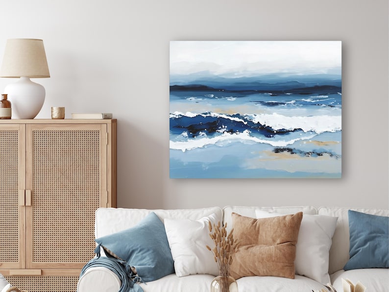 Pintura abstracta de olas del océano en tonos azules intensos, olas rompiendo en la playa, paisaje marino relajante, decoración de pared costera, lienzo horizontal o impresión. imagen 1