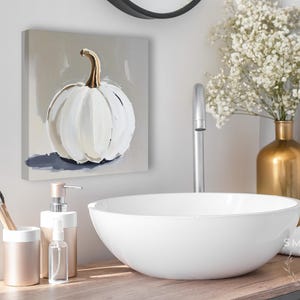 Pintura abstracta de calabaza blanca, decoración de pared otoñal en tonos beige y gris neutros, impresión artística otoñal de estilo rústico moderno, arte minimalista de Halloween en colores apagados imagen 7