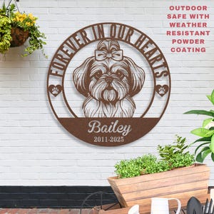 Puede incluir: Un letrero de metal marr&oacute;n con un dise&ntilde;o de perro Shih Tzu y el texto "Forever in Our Hearts". El letrero incluye el nombre "Bailey" y las fechas 2011-2025. Es seguro para exteriores con recubrimiento en polvo resistente a la intemperie.