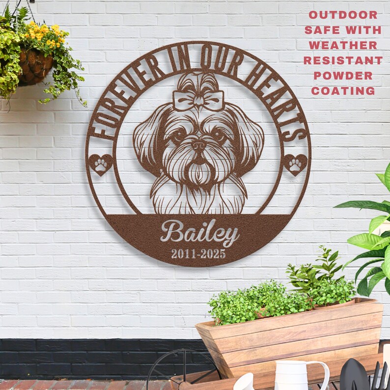 Puede incluir: Un letrero de metal marr&oacute;n con un dise&ntilde;o de perro Shih Tzu y el texto "Forever in Our Hearts". El letrero incluye el nombre "Bailey" y las fechas 2011-2025. Es seguro para exteriores con recubrimiento en polvo resistente a la intemperie.