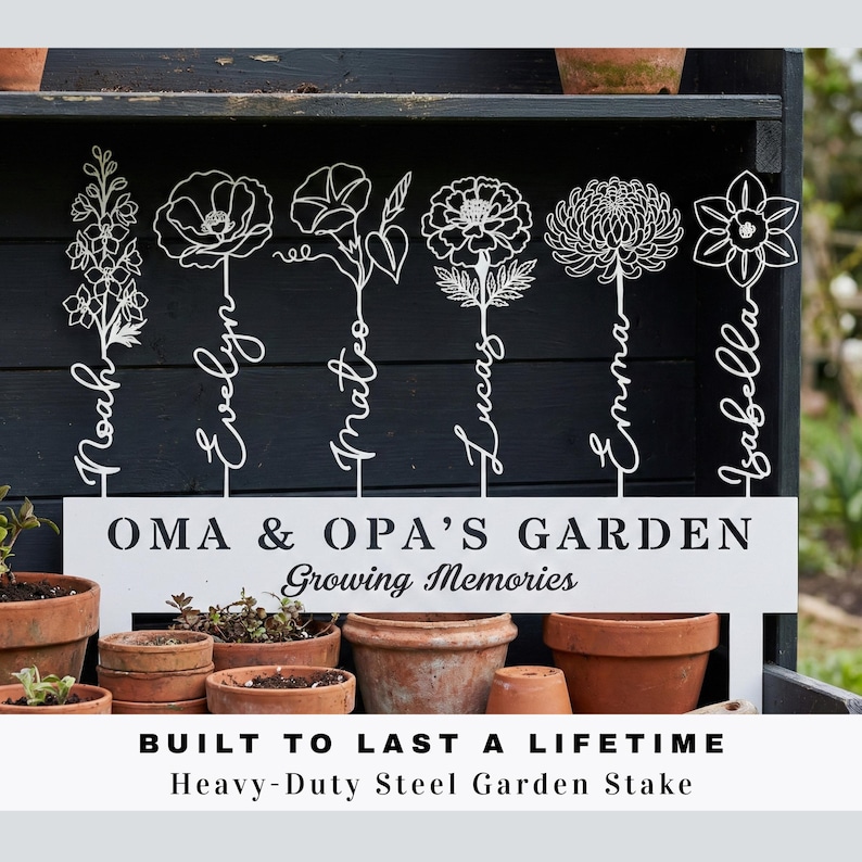 K&ouml;nnte beinhalten: Wei&szlig;e Gartenstecker aus Metall mit Blumendesigns und Namen: Noah, Evelyn, Mateo, Lucas, Emma und Isabella. Ein Schild lautet: &bdquo;OMA & OPA'S GARDEN Growing Memories&ldquo;. Der Text &bdquo;BUILT TO LAST A LIFETIME Heavy-Duty Steel Garden Stake&ldquo; ist ebenfalls sichtbar.
