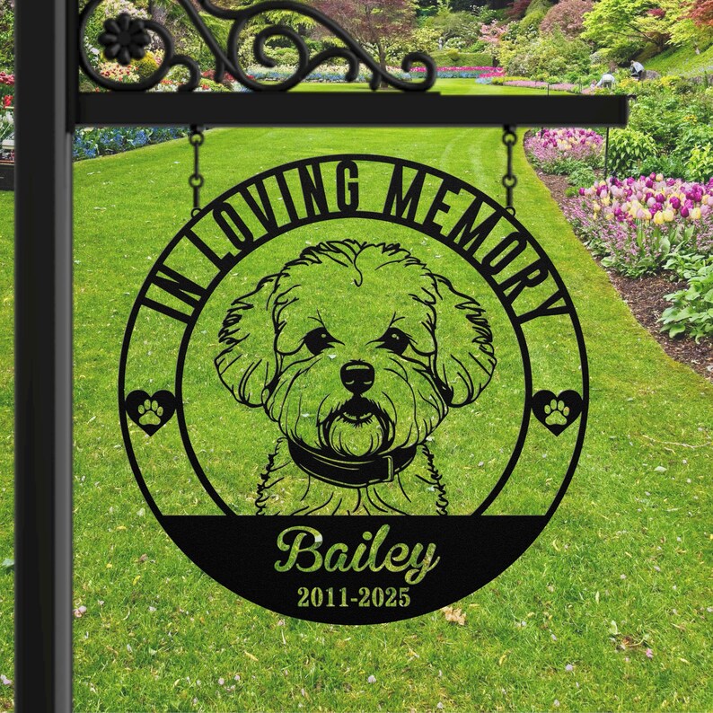Puede incluir: Un letrero de metal negro con las palabras "IN LOVING MEMORY" que rodean una ilustraci&oacute;n de un perro. El nombre del perro, "Bailey", y las fechas "2011-2025" est&aacute;n debajo. Corazones con huellas de patas a ambos lados del perro.