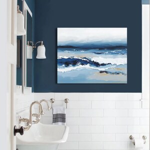 Pintura abstracta de olas del océano en tonos azules intensos, olas rompiendo en la playa, paisaje marino relajante, decoración de pared costera, lienzo horizontal o impresión. imagen 5