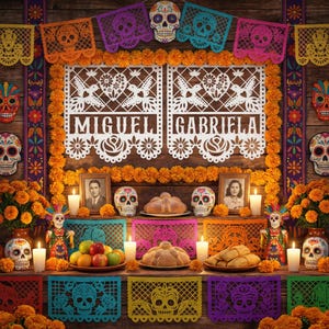 Op de afbeelding: Een altaar voor de Dag van de Doden met kleurrijke papel picado-banners, suikerschedels en goudsbloemen. De namen "MIGUEL GABRIELA" staan op een decoratieve uitsparing. Kaarsen, brood en fruit zijn ook aanwezig.