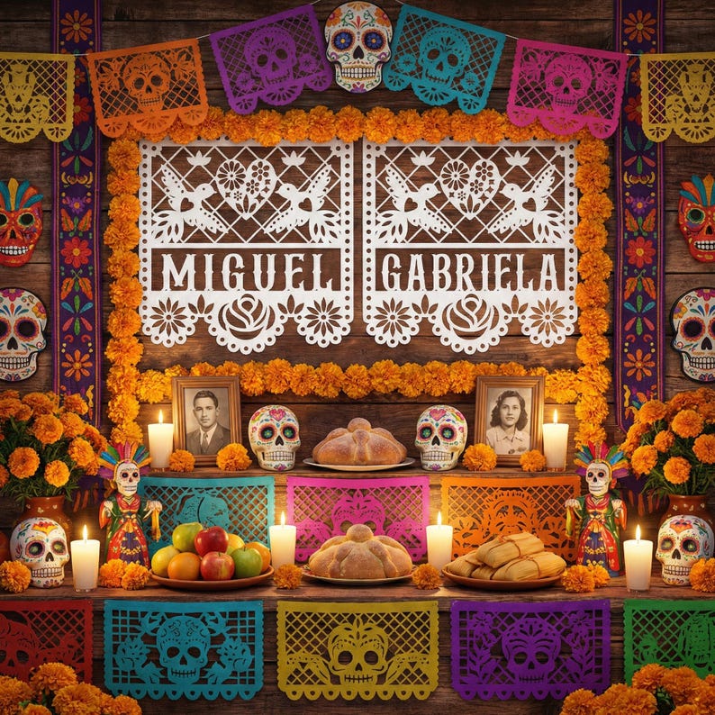 Op de afbeelding: Een altaar voor de Dag van de Doden met kleurrijke papel picado-banners, suikerschedels en goudsbloemen. De namen "MIGUEL GABRIELA" staan op een decoratieve uitsparing. Kaarsen, brood en fruit zijn ook aanwezig.
