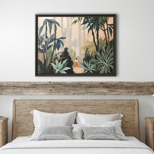 Puede incluir: Una impresi&oacute;n art&iacute;stica enmarcada en lienzo que representa una exuberante escena de la jungla. La obra de arte presenta a una persona con un vestido naranja caminando por un sendero, rodeada de un vibrante follaje verde y azul. El fondo tiene un efecto suave y claro.