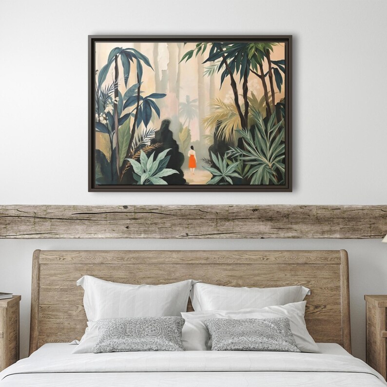 Puede incluir: Una impresi&oacute;n art&iacute;stica enmarcada en lienzo que representa una exuberante escena de la jungla. La obra de arte presenta a una persona con un vestido naranja caminando por un sendero, rodeada de un vibrante follaje verde y azul. El fondo tiene un efecto suave y claro.