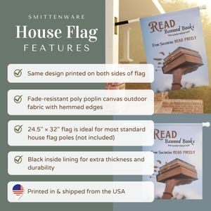 Może przedstawiać: Flaga domowa z białym tłem i czarnym tekstem, kt&oacute;ry brzmi "READ Banned Books Free Societies READ FREELY". Flaga przedstawia ilustrację dłoni trzymającej stos książek. Flaga ma wymiary 62,2 cm x 81,3 cm.