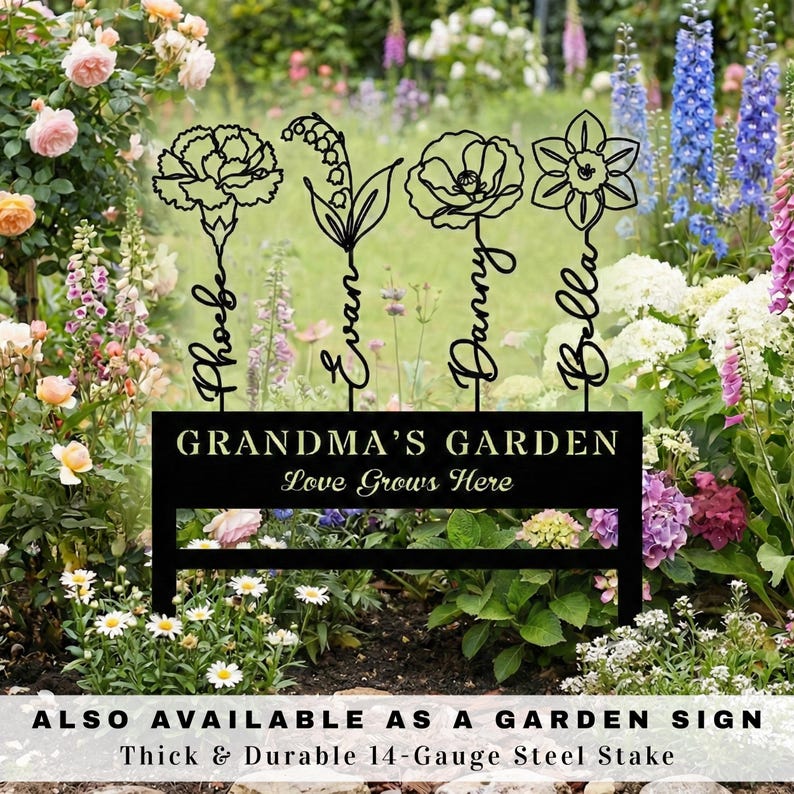 K&ouml;nnte beinhalten: Schwarzes Metall-Gartenschild mit dem Text "GRANDMA'S GARDEN Love Grows Here". Vier Blumenstecker mit den Namen: Phoebe, Evan, Danny und Bella. Das Schild ist von bunten Blumen in einem Garten umgeben.