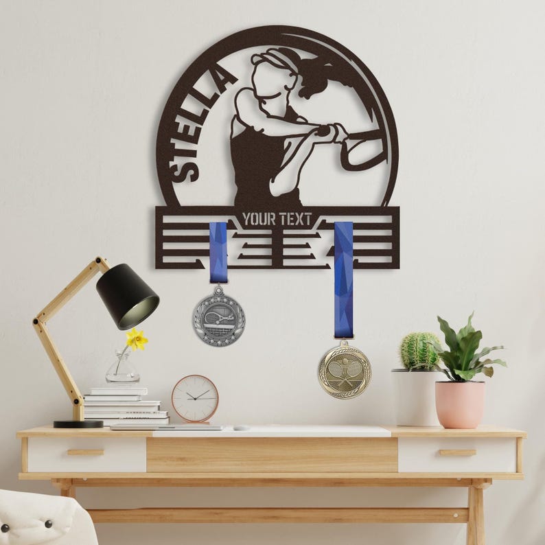 Tennismedaillehouder voor meisjes en vrouwen, dames tennisspeler metalen wandbord, aangepaste gepersonaliseerde naamprijs lint displayrek hanger cadeau afbeelding 1